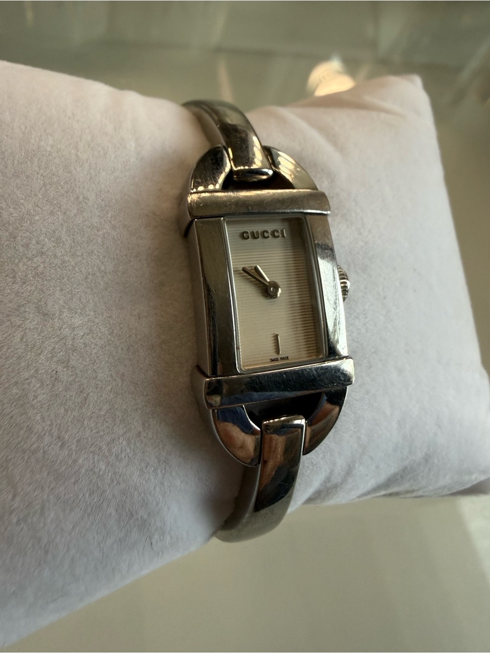 Gucci 6800L Women’s Watch Swiss Made Silver Tone Bangle Bracelet- Needs Battery - Picture 3 of 5